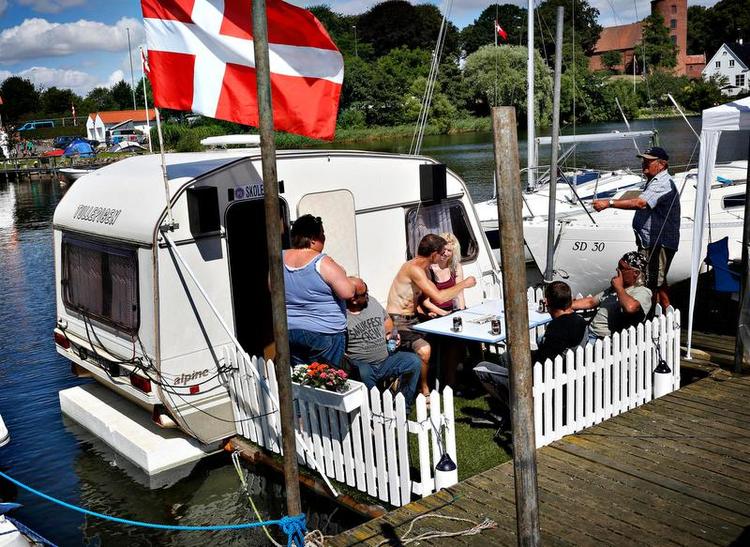 Flydende. Lars købte en campingvogn fra startfirserne og monterede den på tre kubikmeter flamingo. Det hele kostede kun 3.000 kroner. 