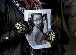 OVERGREB. Demonstrant holder et billede af Rehtaeh Parsons under en mindehøjtidelighed i Victoria-parken i Halifax i april i år. Nu har sagen om hendes sex-overgreb ført til sigtelser for børnepornografi. 