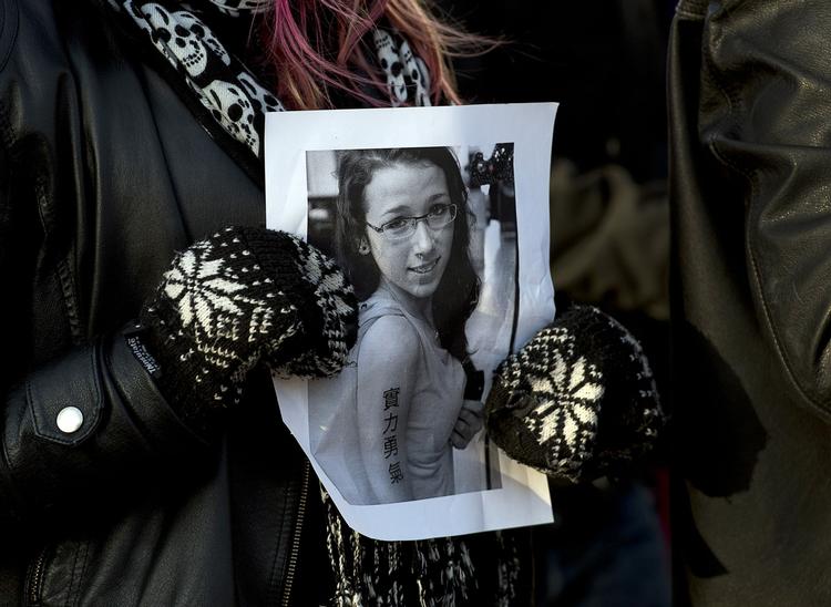 OVERGREB. Demonstrant holder et billede af Rehtaeh Parsons under en mindehøjtidelighed i Victoria-parken i Halifax i april i år. Nu har sagen om hendes sex-overgreb ført til sigtelser for børnepornografi. 