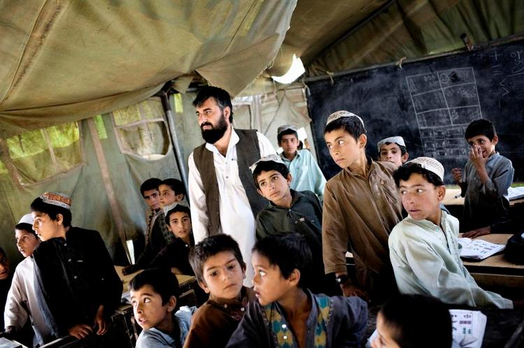 Korruption. Med 520 mio. kr. er Afghanistan den største modtager af dansk udviklingsbistand. Men selv om hovedparten af pengene går til det afghanske embedsværk eller som her skoler, så havner en tredjedel af pengene i forkerte lommer. 