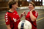 SMILEHULLER. Kvindelandsholdet i hjemløsefodbold glæder sig til at spille på polsk asfalt. Foto: Per Folkver. 