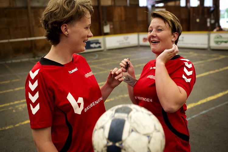 SMILEHULLER. Kvindelandsholdet i hjemløsefodbold glæder sig til at spille på polsk asfalt. Foto: Per Folkver. 