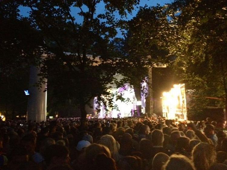 Tætpakket. Rytmehans-scenen er fyldt til bristepunktet ved Marie Key-koncerten, og det lykkees ikke at komme tættere på scenen for politiken.dk's reporter. 