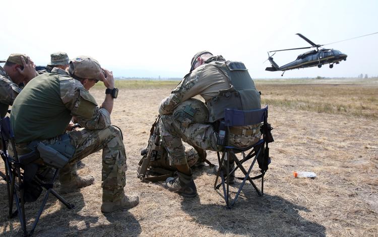MENNESKEJAGT. FBI-agenter ved en af de helikoptere, der var sat ind i forsøgene på at opspore den 40-årige mand og den 16-årige pige i Idaho. 