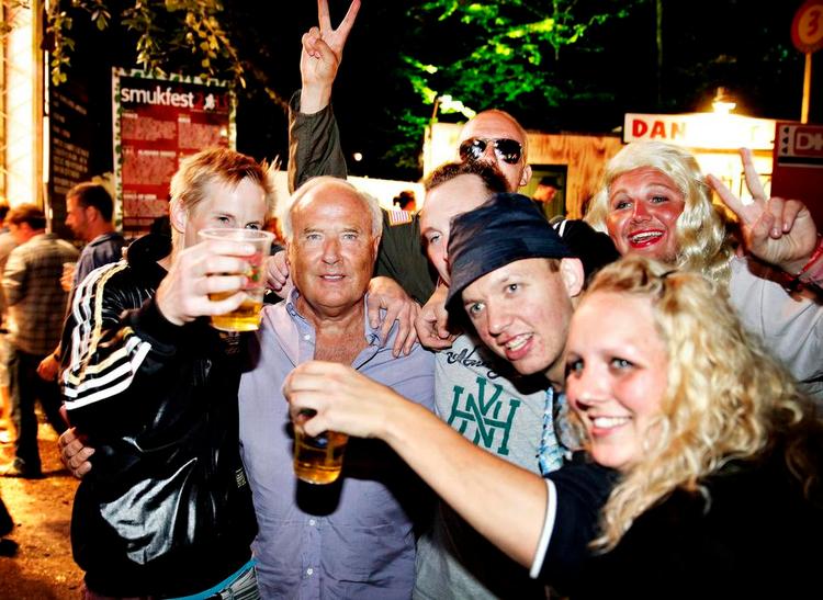 Fans. Den tidligere fodboldboss Flemming Østergaard trækker fans til sig, hvor han kommer. Og han hævder, at mange kvinder vil have ham til at signere deres bryster. 