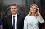 ministerdebut. Henrik Sass Larsen blev fredag præsenteret som ny erhvervs- og vækstminister af Helle Thorning-Schmidt, efter at statsministeren havde været på Amalienborg med sine nyudnævnte ministre. 