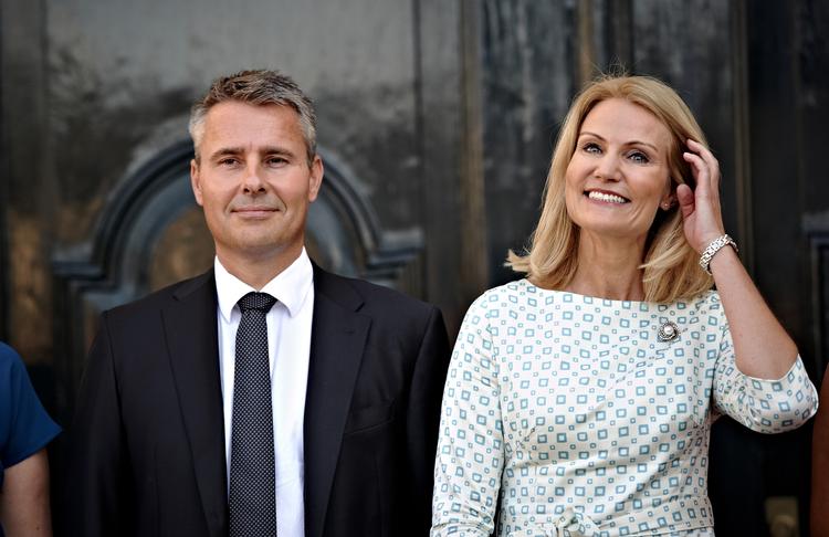 ministerdebut. Henrik Sass Larsen blev fredag præsenteret som ny erhvervs- og vækstminister af Helle Thorning-Schmidt, efter at statsministeren havde været på Amalienborg med sine nyudnævnte ministre. 