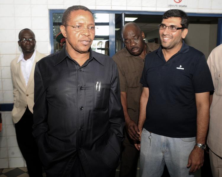 VISIT. Efter angrebet på de to unge kvinder besøgte Tanzanias præsident Jakya Kikwete ofrene på Aga Khan-hospitalet i Dar es Salaam inden de to sårede briter blev overført til behandling i London. 