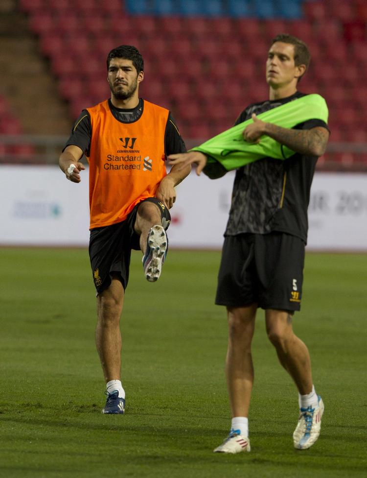 undskyldning. Luis Suarez (tv) har ikke længere lov til at træne sammen med Daniel Agger (th) og holdkammeraterne i Liverpool. 