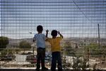 svært. På onsdag begynder en ny omgang fredsforhandlinger mellem israelerne og palæstinenserne, og beslutningen om at opføre 1.200 nye boliger giver forhandlingerne en vanskelig start. 