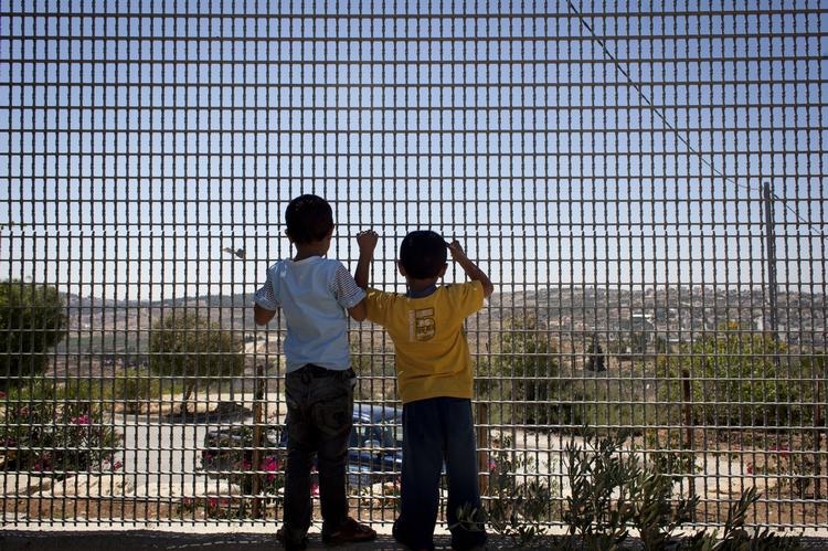 svært. På onsdag begynder en ny omgang fredsforhandlinger mellem israelerne og palæstinenserne, og beslutningen om at opføre 1.200 nye boliger giver forhandlingerne en vanskelig start. 