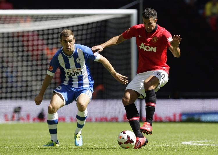 måljæger. Robin van Persie (th) fortsatte målstimen for Manchester United med sæsonens to første scoringer i Community Shield mod Wigan. 