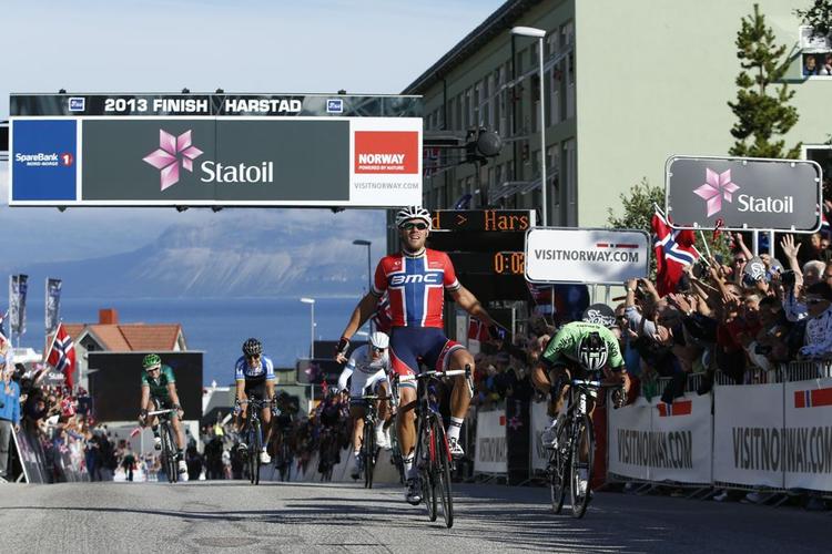 magtdemonstration. Thor Hushovd (midt) vinder sidste etape af Arctic Race of Norway. 