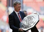 trofæ. Manchester Uniteds manager David Moyes holder sit første trofæ vundet med klubben efter dagens Community Shield mod Wigan. 