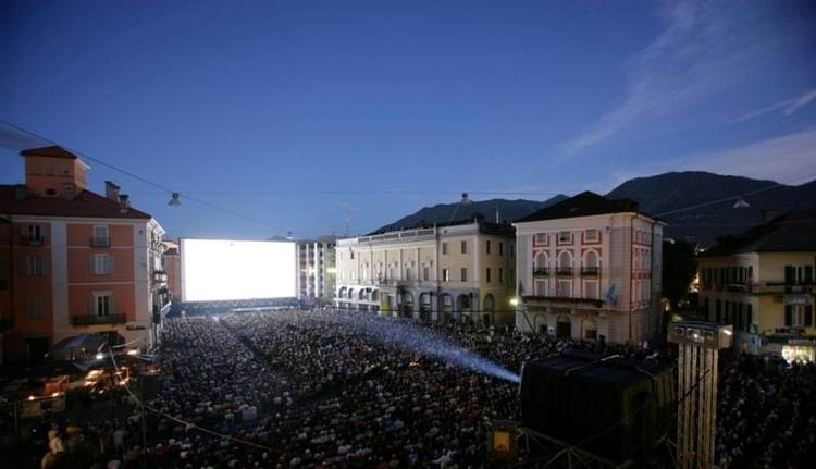 Verdenspremiere. Klokken 23.30 lørdag aften blev filmatiseringen af 'Kvinden i Buret' vist i en udendørsbiograf for et begejstret publikum under Locarno filmfestival. 