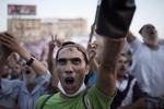 Protester. Demonstranterne i de to lejre i henholdsvis den vestlige og østlige del af Kairo har ikke tænkt sig at give op på trods af en varslet aktion med vandkanoner og tåregas. 