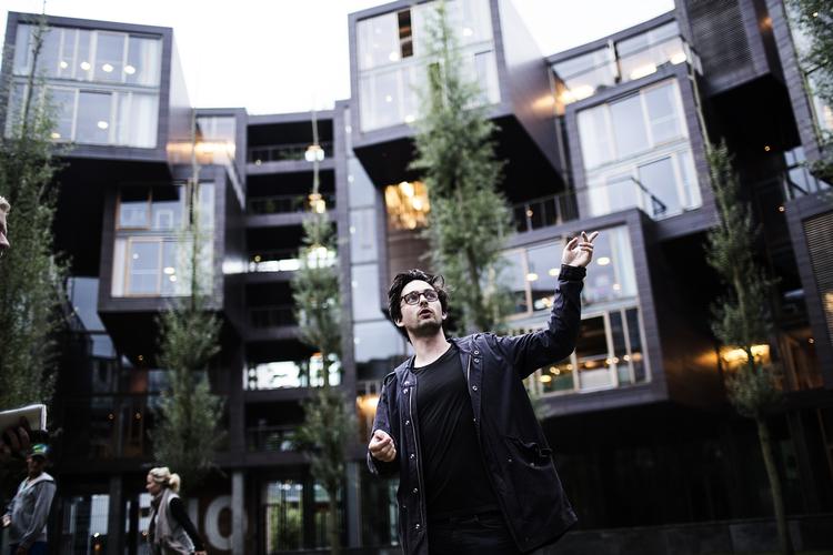 Kollegiekoncert. Tietgenkollgiet bliver på mandag en lyskulisse. 2.400 kvadratmeter facade bliver lyst op indefra, når Mike Sheridan med band og strygerensemble fremfører blandt andet premieren på hans første komponerede orkesterværk. 