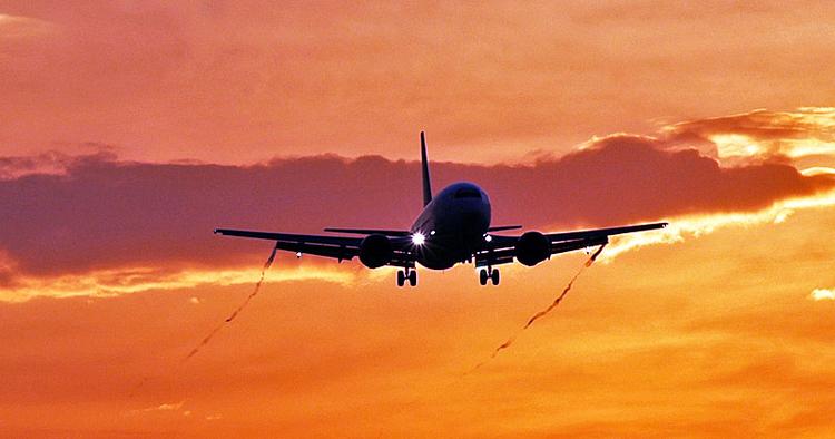 Mærkeligt. De fleste passagerer undrer sig over, hvorfor der er askebægre på fly med rygeforbud. 