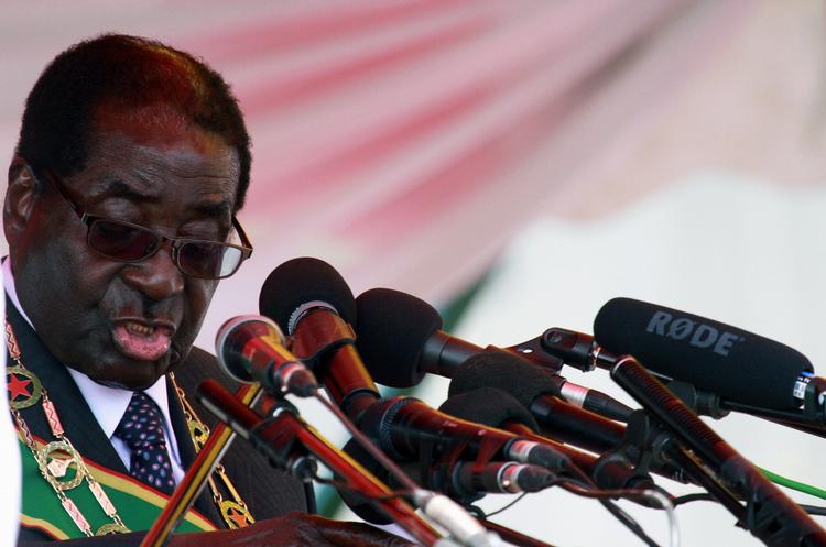 Vred. Robert Mugabe giver ikke meget for sine politiske modstandere. De kan hænge sig, hvis der er mere med dem, siger han. 