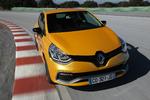 Stjernebl. Formel 1-stjerner må finde sig i at blive udstyret med en Renault Clio. Det hjælper så nok lidt, at det er den skrappe RS-version med 200 hestekræfter. 