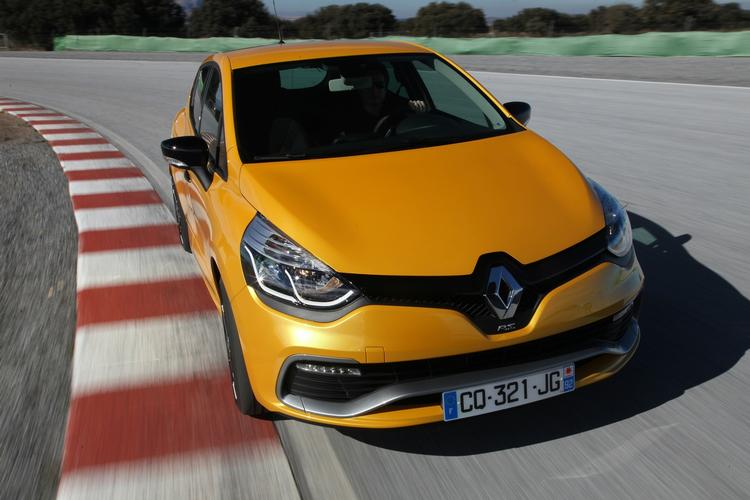 Stjernebl. Formel 1-stjerner må finde sig i at blive udstyret med en Renault Clio. Det hjælper så nok lidt, at det er den skrappe RS-version med 200 hestekræfter. 