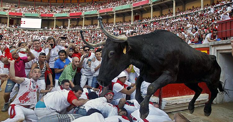 Hop. I løbet af de sidste 100 år er 14 mennesker døde i forbindelse med San Fermin-tyreløbet i spanske Pamplona. 