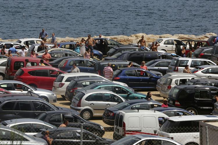 Ventetid. Der er har været lange køer ved grænsen til Gibraltar siden striden mellem Spanien og Storbritannien begyndte. 