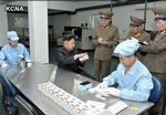 NATIONALT. Den nordkoreanske leder, Kim Jong-Un i færd med at inspicere Airang-smartphonen, der er Nordkoreas første af slagsen. Billedet er fra nordkoreansk stats-tv og deres dækning af lanceringen (Foto: KCNA) 