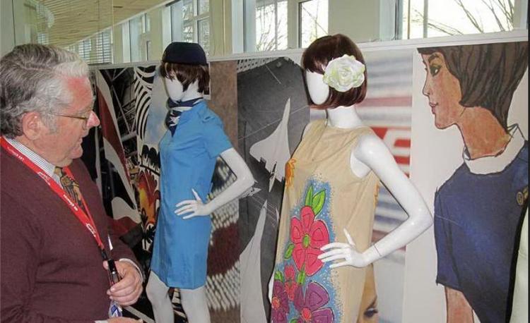 Flymode. I 1967 gik stewardesserne i flyselskabet BOAC i en lårkort kjole, der var lavet af brandsikker papir. Blomsten i håret hørte med til uniformen. 