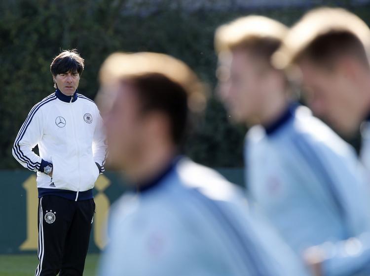 Chefen. Joachim Löw har været landstræner siden 2006, hvor han blev forfremmet fra sin position som assistent for Jürgen Klinsmann. 