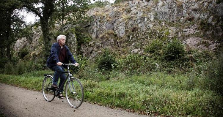 Bornholm. Jernbanen mellem Rønne og Svaneke blev nedlagt i 1953. Hardy Pedersen, chef for vej- og havneområdet i regionen, fik omlagt jernbanens tracé til cyklesti mellem Rø og det meste af strækningen til Rønne. Her er Hardy Pedersen ved Kleven, hvor banen er sprængt gennem klipperne. 