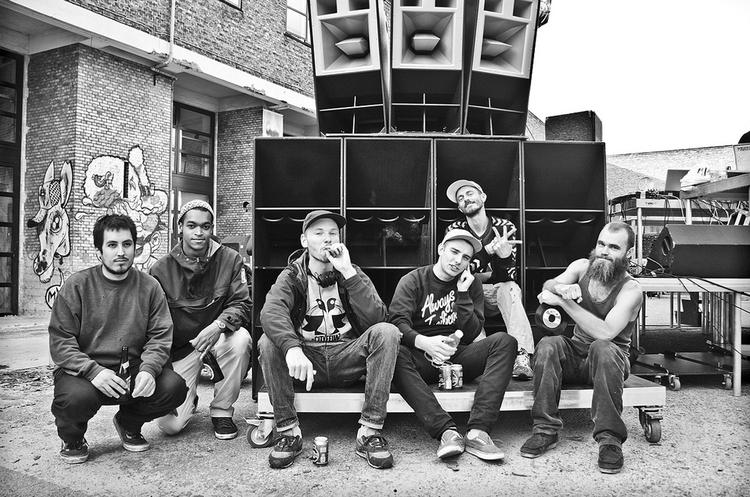 Kunstnerkollektiv. Lydsystemet Firehouse og Raske Penge varmer fra klokken 16 op for Jah Tubbys World System. Senere på aftenen vil dancehall-kunstnere som Klumben og TopGunn spille til efterfest på Rust. 