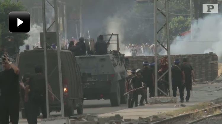 Storm. Den egyptiske hær rydder Morsi-tilhængernes lejre. 