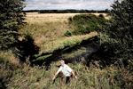 Byttehandel. Thyge Nygaard på vestsjællandsk lavbundsjord. Den er dårlig at dyrke, og han tror, at mange landmænd gerne vil bytte - ikke for penge, men for andre jordstykker, for dem skal de bruge til deres gylle. 