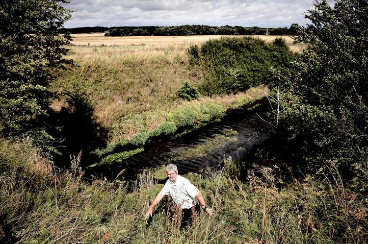 Byttehandel. Thyge Nygaard på vestsjællandsk lavbundsjord. Den er dårlig at dyrke, og han tror, at mange landmænd gerne vil bytte - ikke for penge, men for andre jordstykker, for dem skal de bruge til deres gylle. 