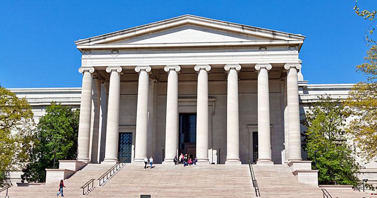 Trækplaster. Turister hviler benene på trapperne foran Smithsonian-museet i Washington DC, USA. 