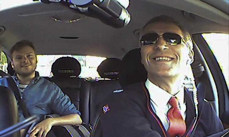 valgvideo. Norges statsminister fik hele verdenpressens opmærksomhed, da han i rollen som taxachaffør kørte ud for at møde sine vælgere. 