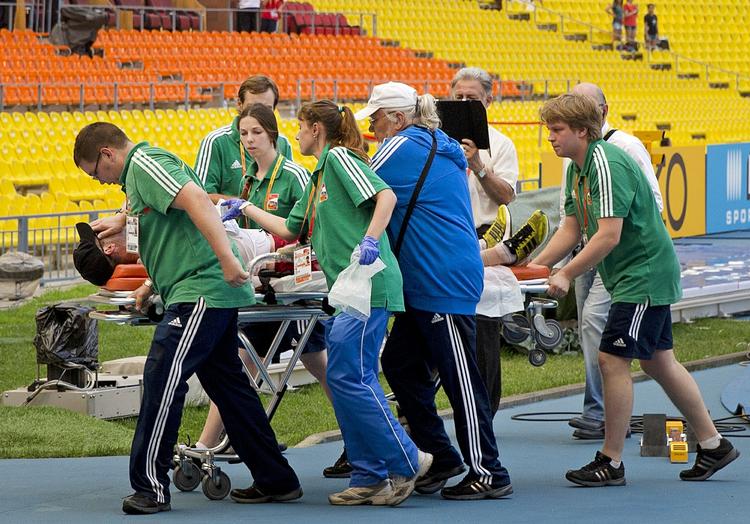 Sammenbrud. John Nunn måtte fragtes ud af stadion på en båre. 