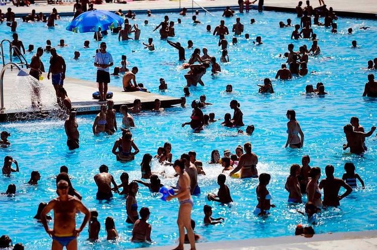 Forbudt. Spærrezonerne for ayslansøgere omfatter bl.a. sports- og badeanlæg. Der er ingen adgang i dagtimerne. 