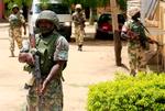 Vold. Soldater på vagt udenfor en statsejet tv-station i den urolige nordlige del af Nigeria. Frygten for at volden tager til er øget, efter at terrorgruppen Boko Harams leder i en ny video slår fast, at gruppen vil dræbe alle, der står  i vejen for Allah og den sharia-lovgivning, Boko Haram ønsker indført. 