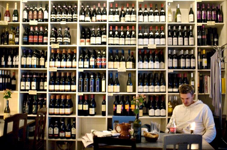 Der er ingen vin-nykker på gadens nyeste gastronomiske indslag. Her kan man få både hygge og god mad imens man slynger vin rundt i store ballonglas. 