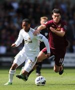 hjernerystelse. Jonathan de Guzman (tv) kommer efter alt at dømmeikke med i Swanseas første kamp i Premier League-sæsonen. 