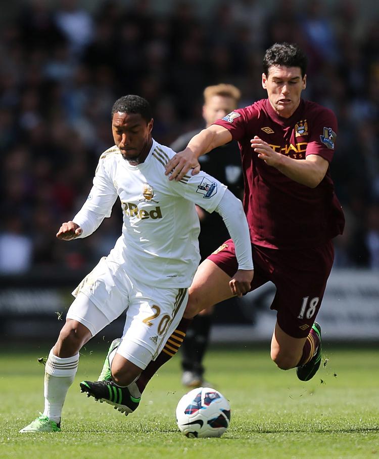 hjernerystelse. Jonathan de Guzman (tv) kommer efter alt at dømmeikke med i Swanseas første kamp i Premier League-sæsonen. 
