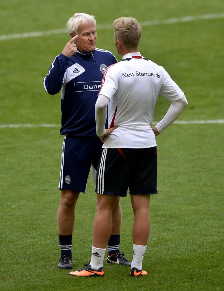 test. Morten Olsen (tv) får en snak med Viktor Fischer under træningen forud for kampen mod Polen. 