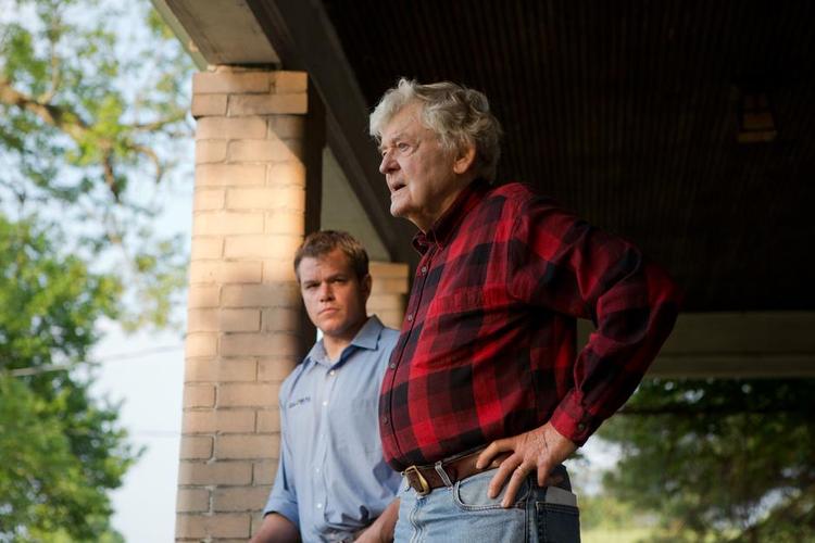 Karriere. Matt Damon (tv) er fremragende som entreprenøren Steve, der vil redde fattige bønder ved at betale dem for at kunne bore efter naturgas i deres jord. Men kritikken fra en ældre professor (Hal Holbrook) får ham til at tvivle på sine egne motivers karat. 