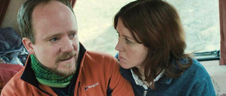 Nedtur. Komikerne Steve Oram og Alice Lowe spiller det kiksede par Chris og Tina. 