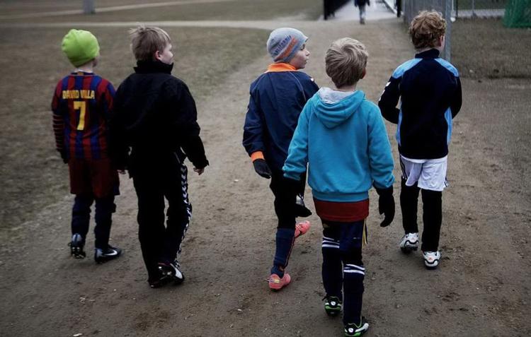 Bekymrede forældre er ikke en sjældenhed, når deres børn starter i skole. Familievejleder Lola Jensen opfordrer forældre til at stole på lærernes og skolens pædagogiske evner. 