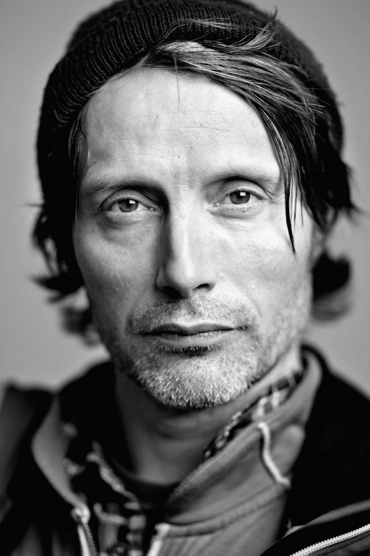 Spot. Det er blandt andet Mikkelsens 'skulpturelle' ansigt, der lægges mærke til i de franske aviser. 