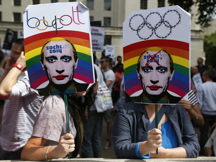 Kamp. Ruslands diskriminering af homoseksuelle har bragt sindene i kog flere steder i verden. Her ses demonstranter i centrum af London. 