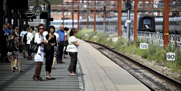 Langstrakt. Siden et skib sejlede ind i Limfjordsbroen sidste år, har der været forsinkelser på DSBs toge i Nordjylland. 